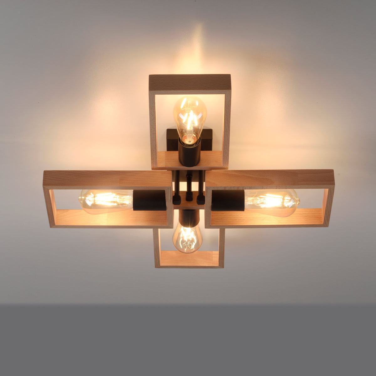 Plafonnier allumé au plafond, halo lumineux diffusé sur le mur blanc
