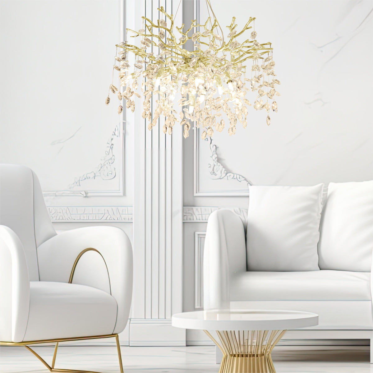 Luminaire installé dans un salon blanc avec canapé et fauteuil, mise en ambiance.