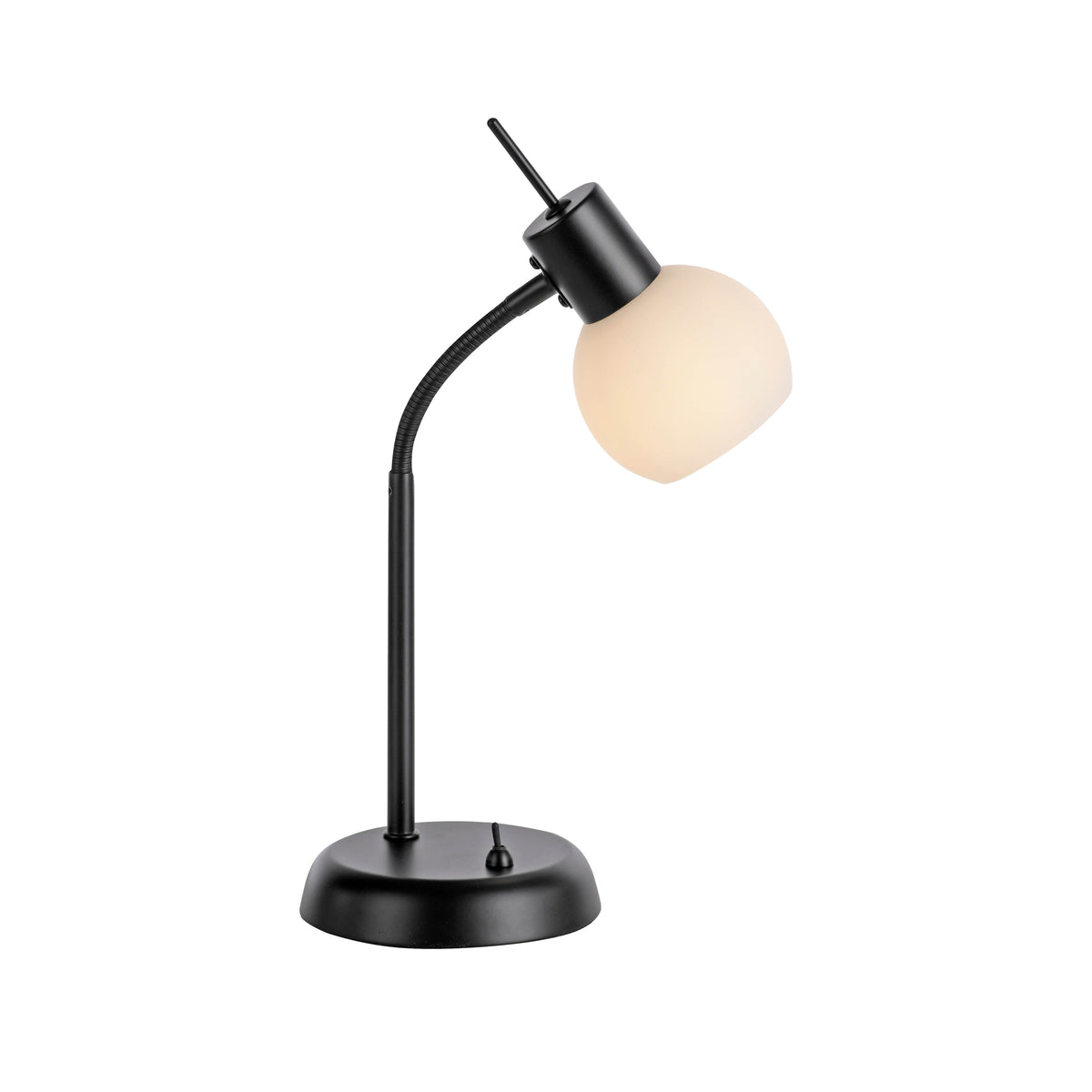 Vue de trois quarts de la lampe noire, abat-jour en verre opalin éteint, fond blanc.