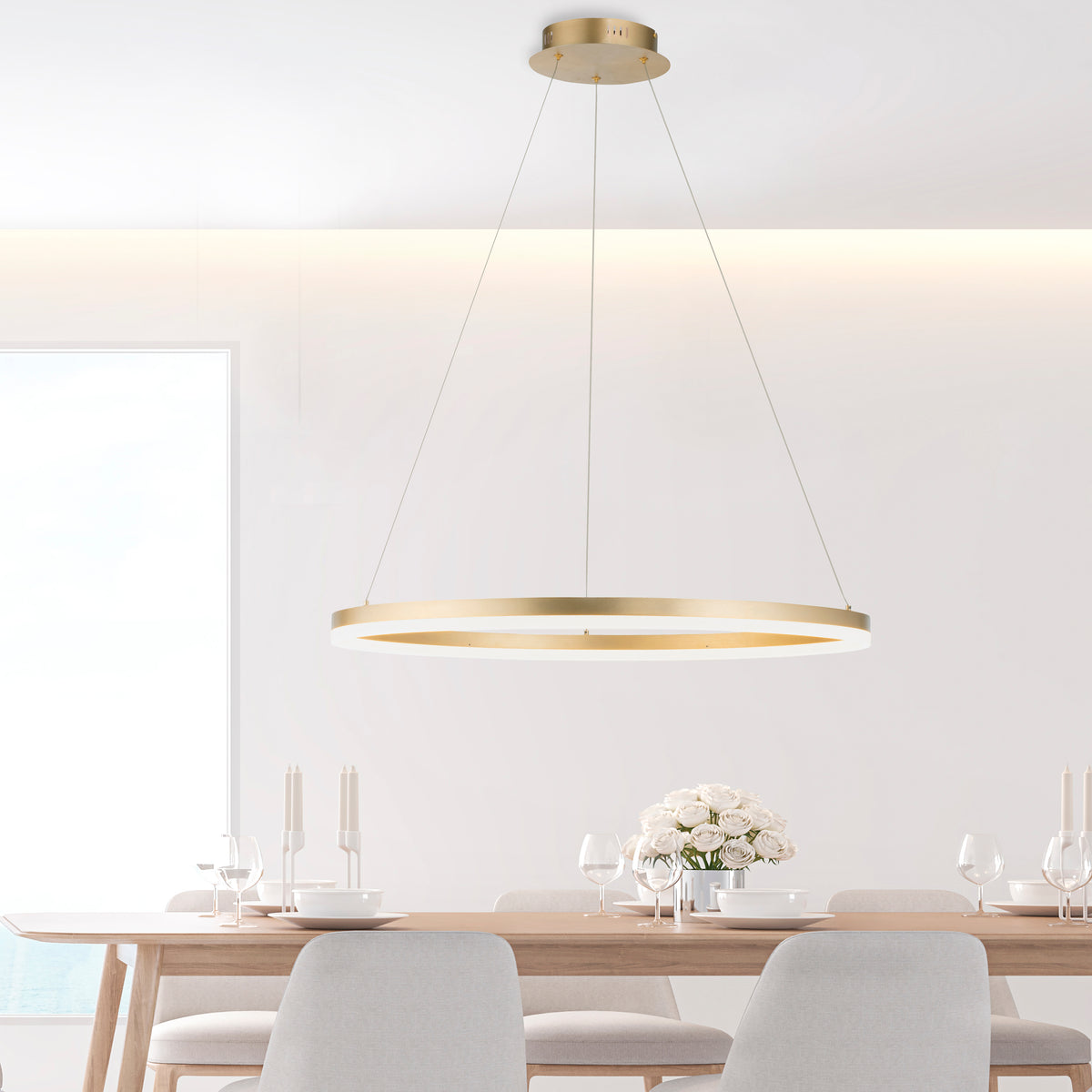 Mise en ambiance au-dessus d'une table de salle à manger en bois clair
