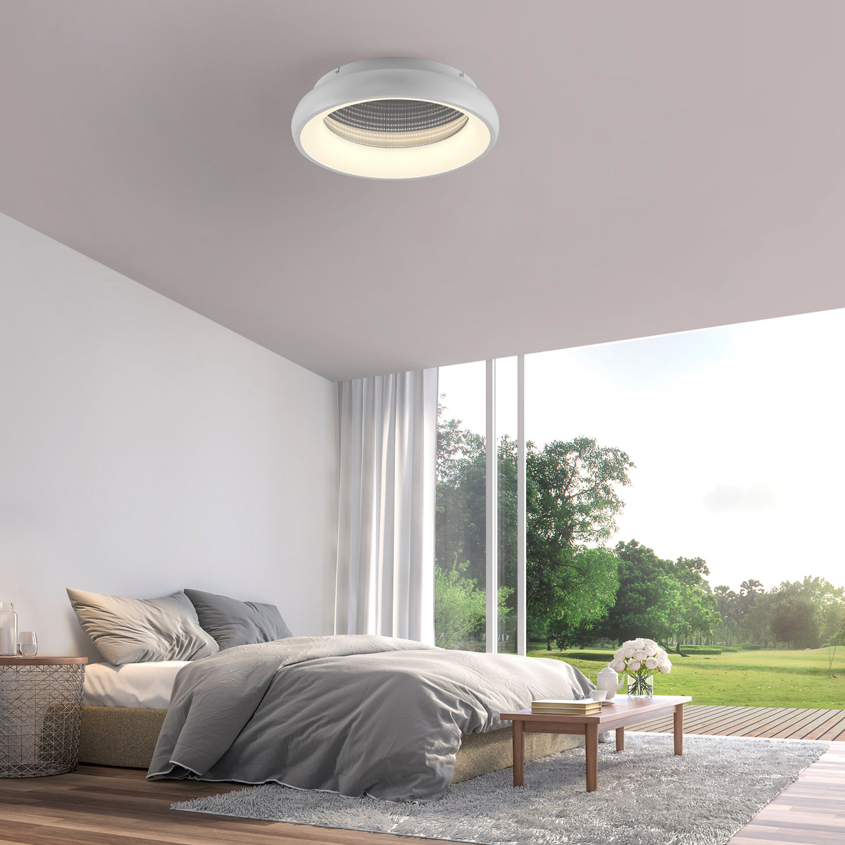 Mise en ambiance d'une chambre avec le plafonnier blanc allumé au plafond au-dessus du lit.