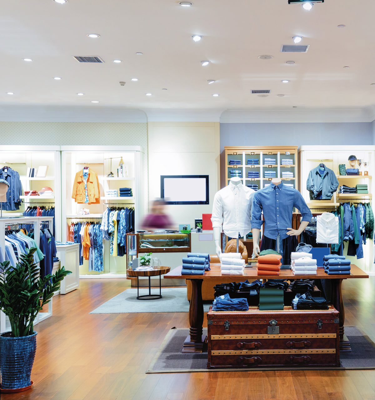 Mise en ambiance dans un magasin de vêtements, plafond équipé de nombreux spots encastrés.