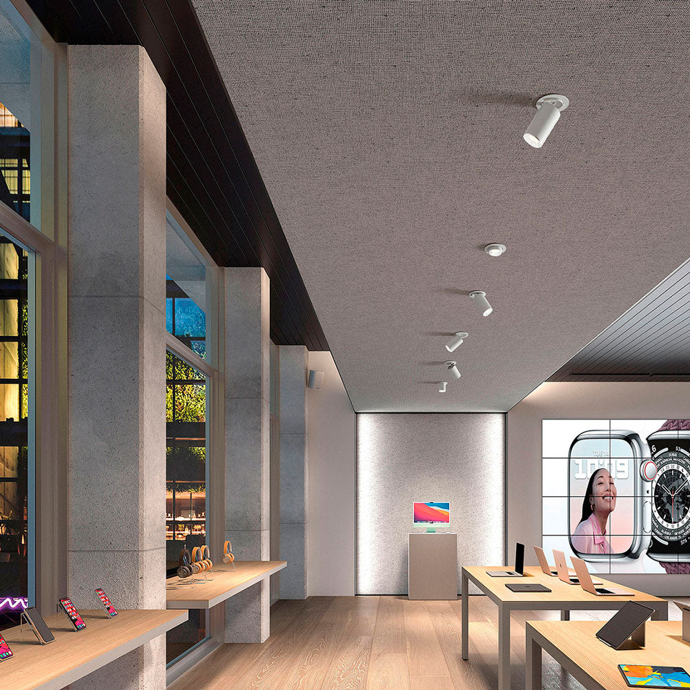 Mise en ambiance dans un magasin avec plusieurs spots encastrés au plafond