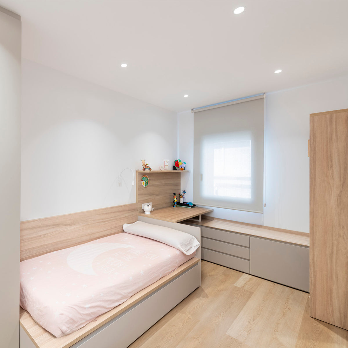 Mise en ambiance dans une chambre claire avec plusieurs spots encastrés au plafond.