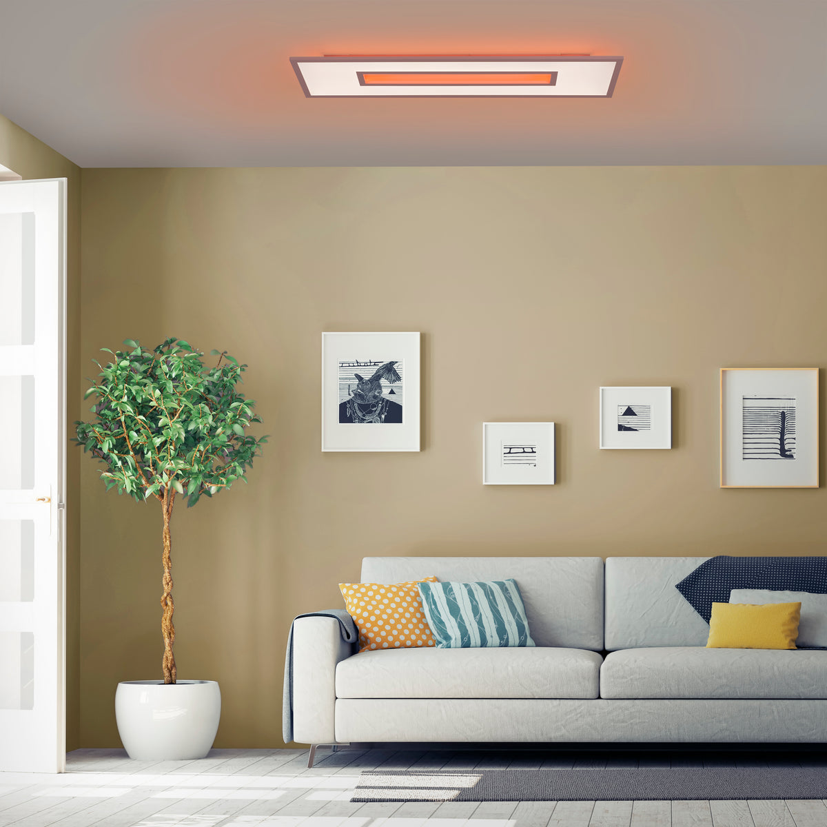 Mise en ambiance du plafonnier allumé dans un salon au mur beige.