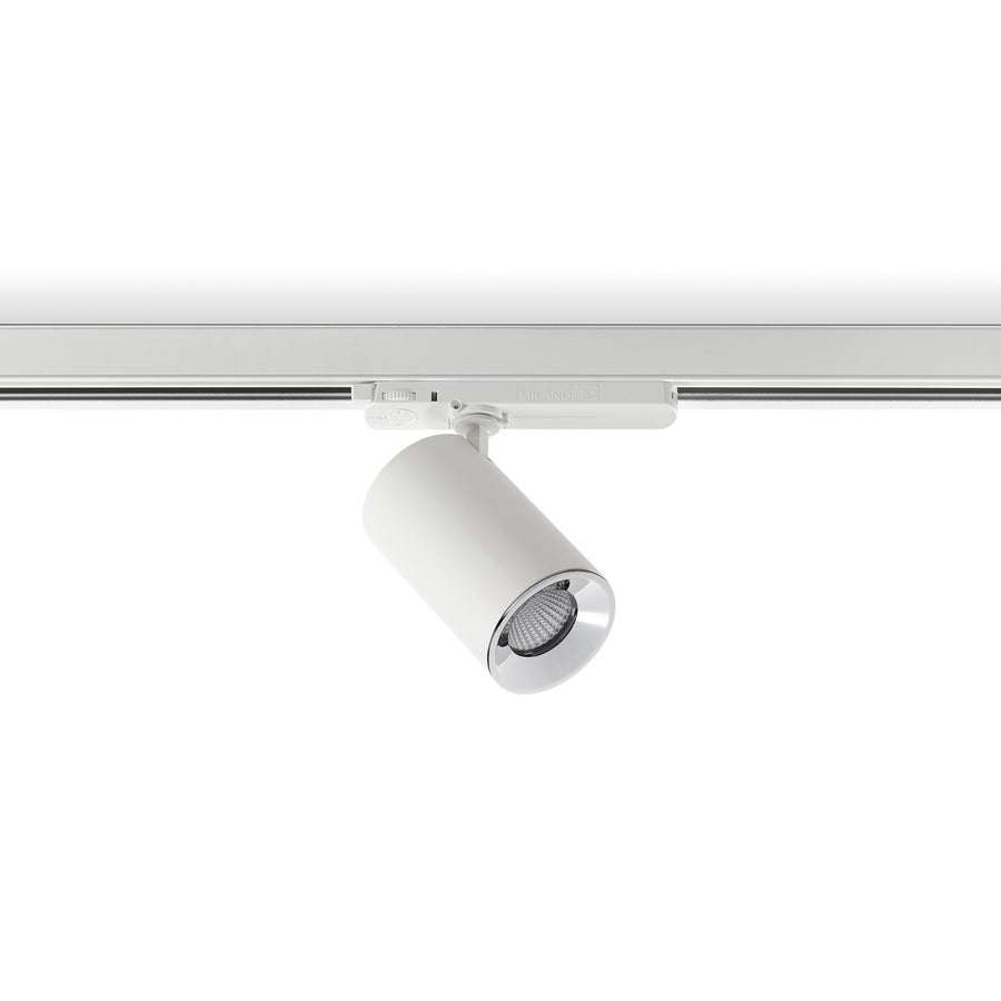 Gros plan du spot blanc sur rail, bord chromé et lentille LED.