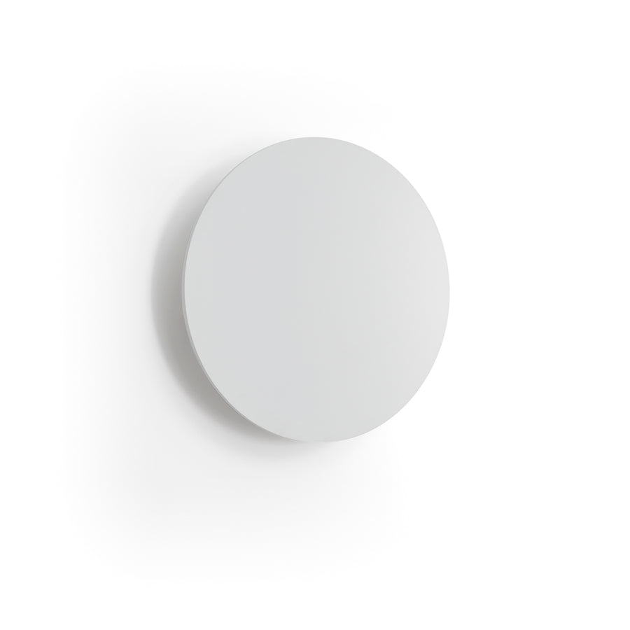 Vue de face de l'applique murale ronde blanche sur fond blanc neutre