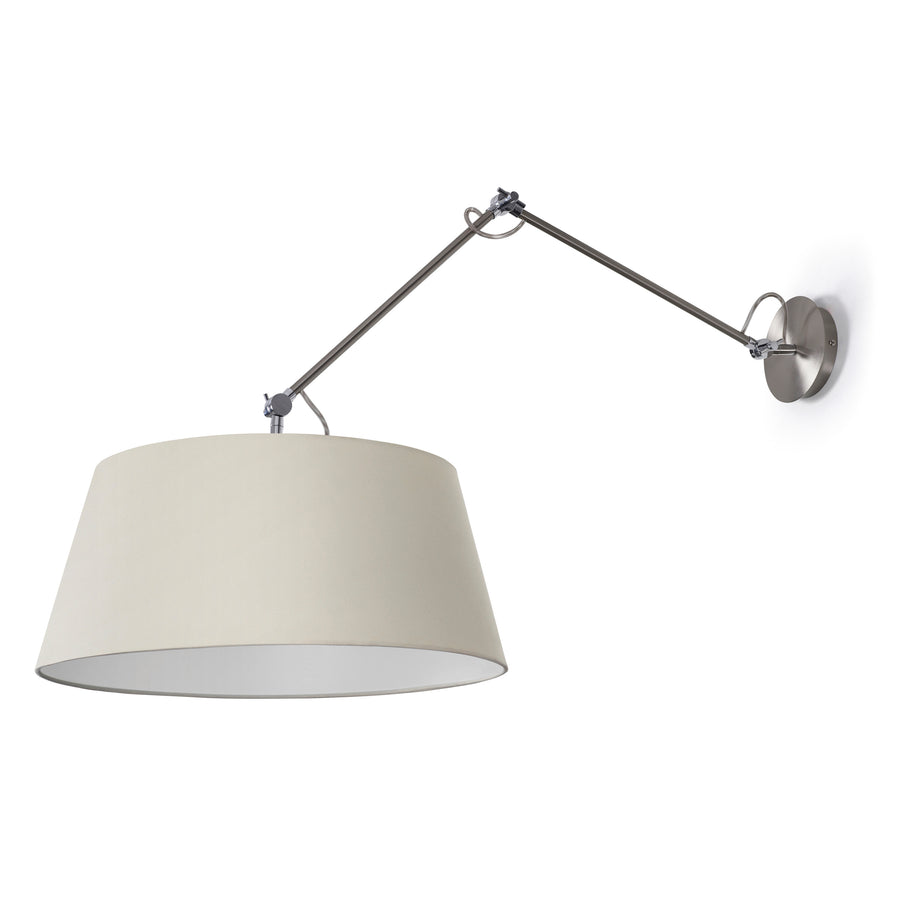 Applique murale à bras articulé et grand abat-jour beige, vue de profil sur fond blanc.