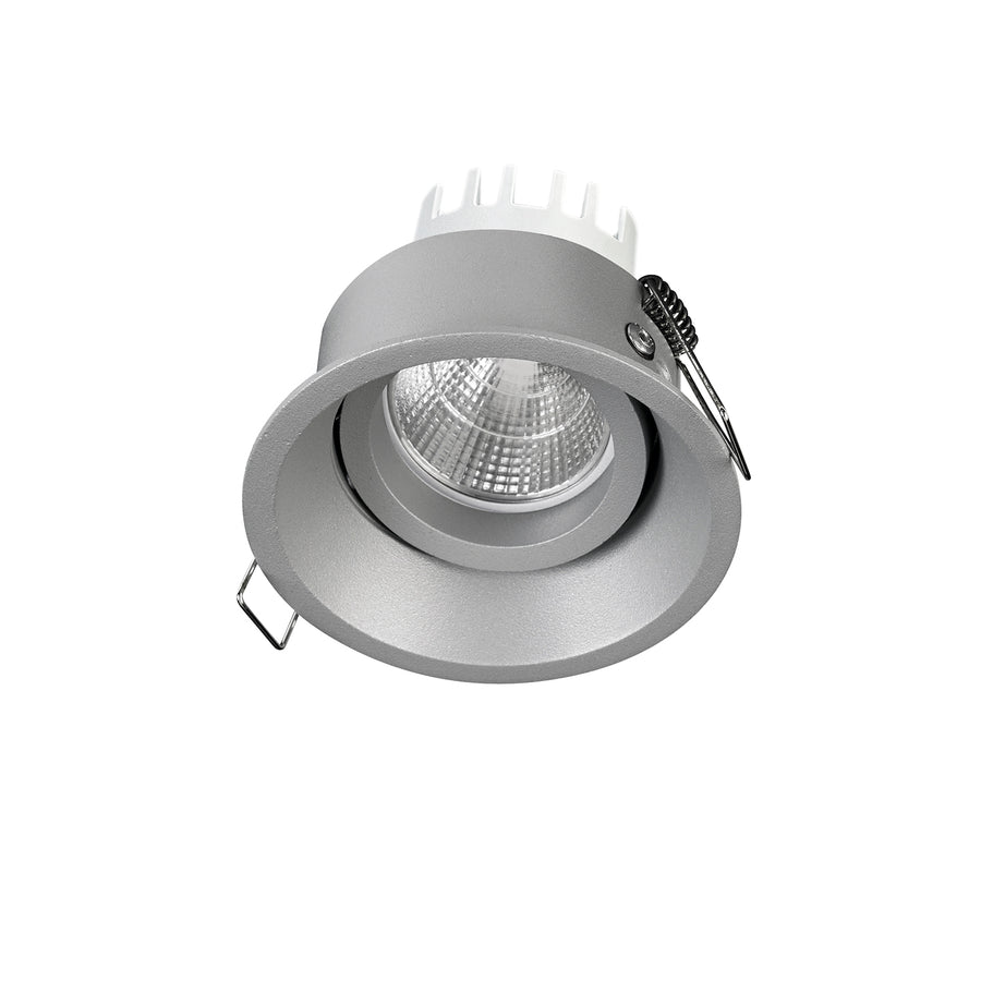 Même spot encastrable en finition gris métallisé, orienté vers l'avant, avec collerette et diffuseur.