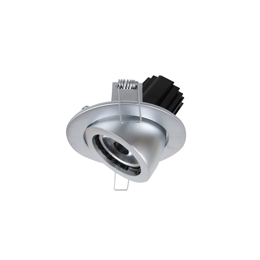 Spot encastrable aluminium argenté, collerette ronde et module LED incliné.