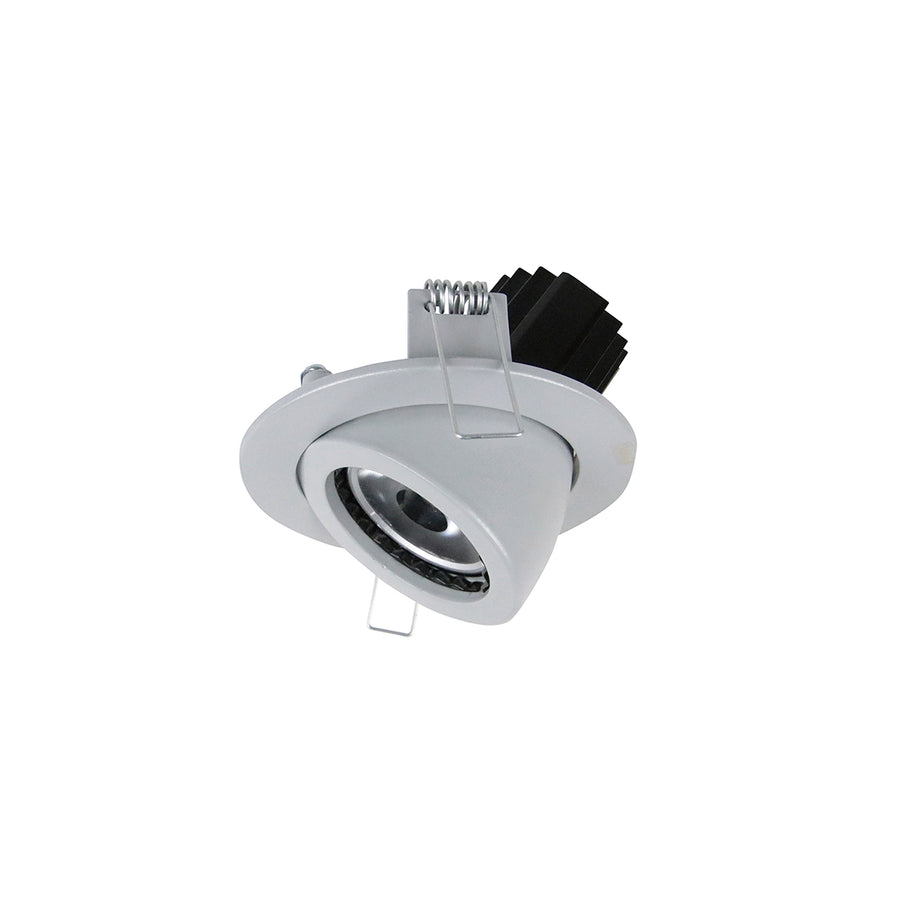 Spot encastrable orientable gris clair présenté de biais, clips apparents et dissipateur noir à l’arrière.