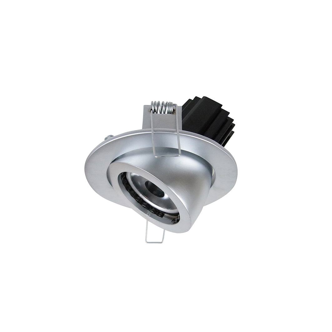 Finition aluminium brossé du spot orientable, montrant collerette et dissipateur noir
