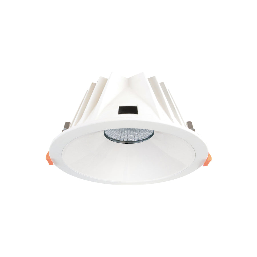 Spot encastrable blanc vu de face, diffuseur LED et ressorts de fixation latéraux.
