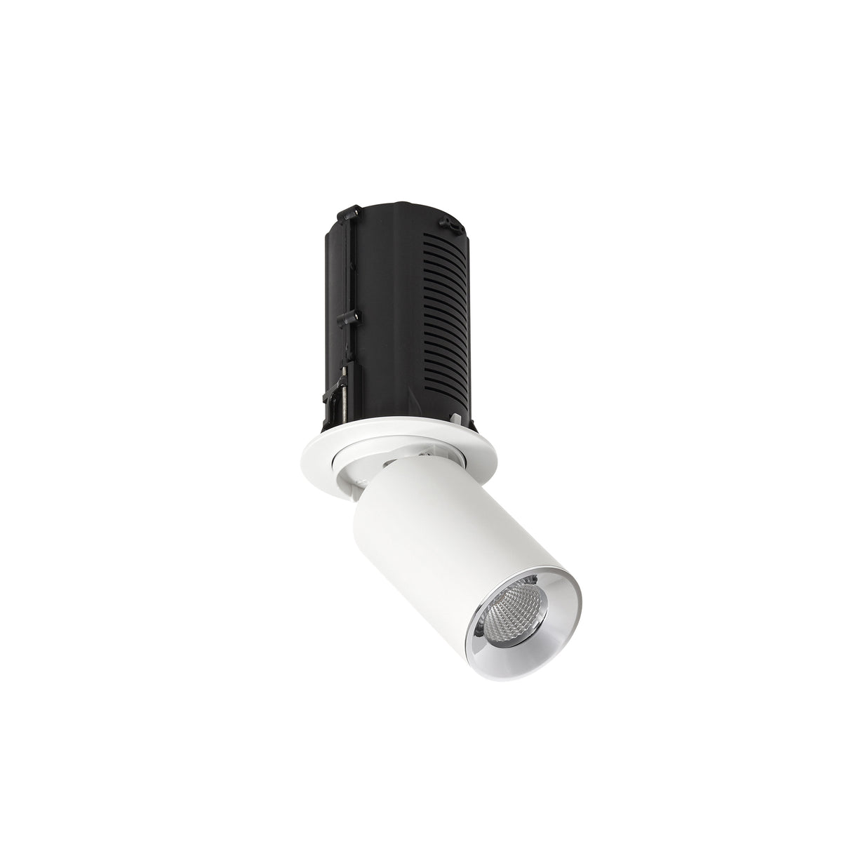 Vue rapprochée du spot blanc incliné, montrant la grille LED et la collerette.