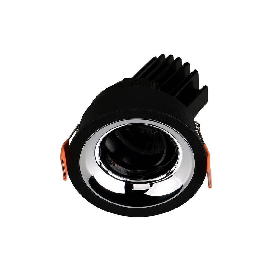 Face du luminaire avec collerette noire et réflecteur intérieur chromé brillant.