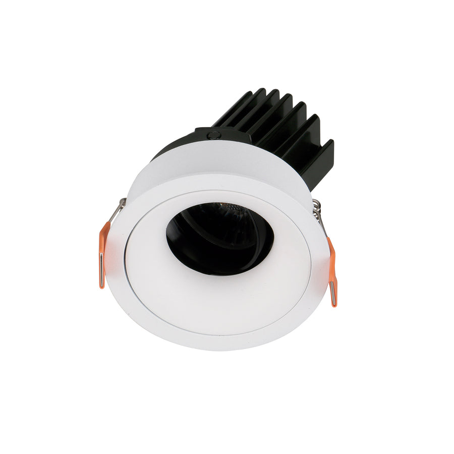 Spot encastrable blanc orientable, dissipateur noir et deux ressorts de fixation latéraux.