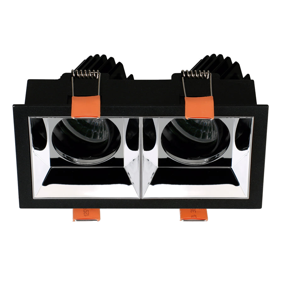Détail du réflecteur intérieur chromé et des deux optiques noires orientables du luminaire