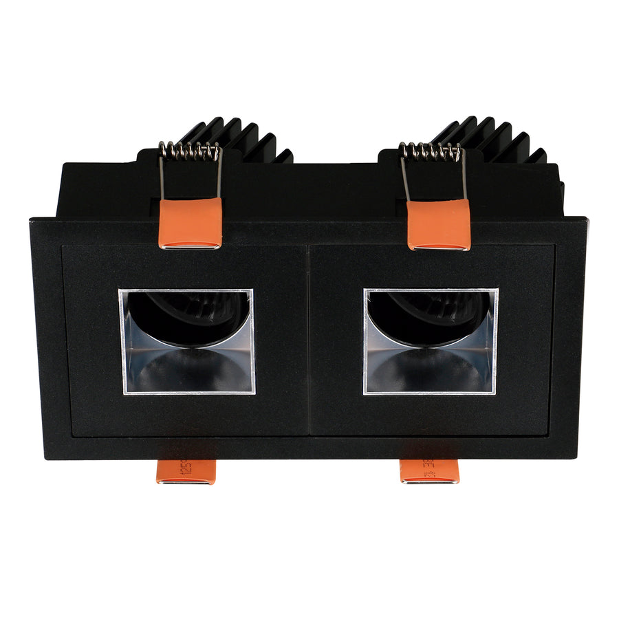 Détail des deux optiques carrées et des ressorts de fixation latéraux oranges.