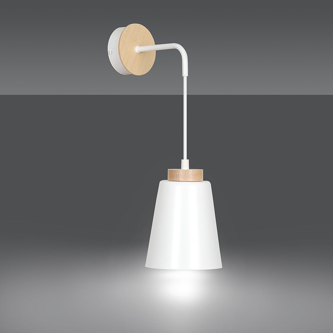 Mise en ambiance sombre montrant l'applique allumée projetant un halo lumineux