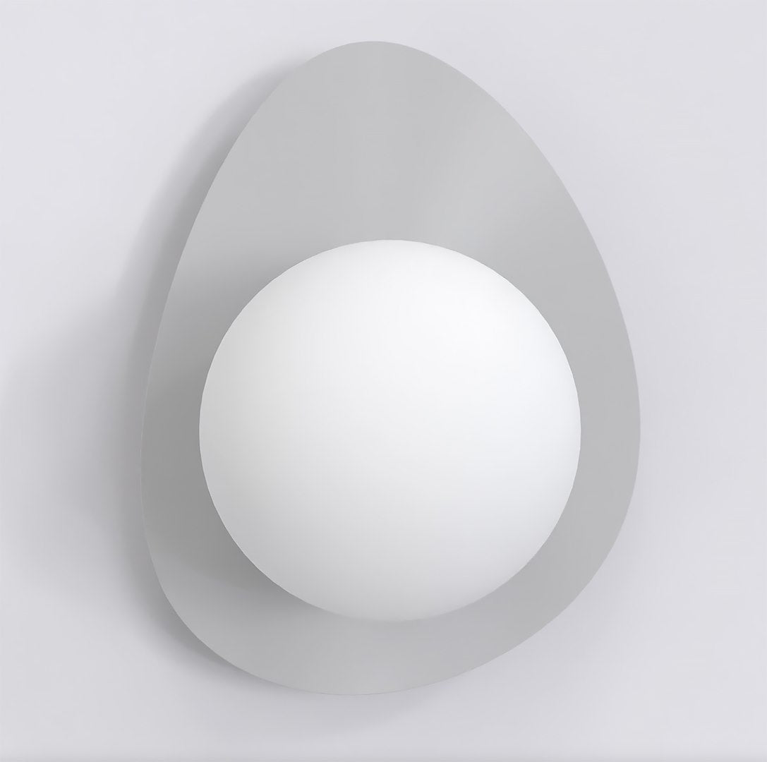 Vue de face du luminaire mural, sphère opaline centrée sur le panneau en forme d'œuf