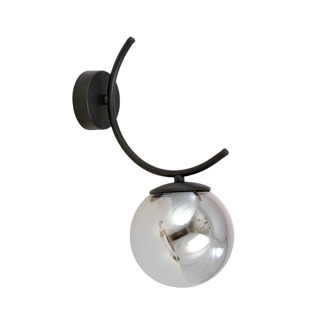 Le luminaire mural avec sa sphère en verre graphite et son support noir recourbé.