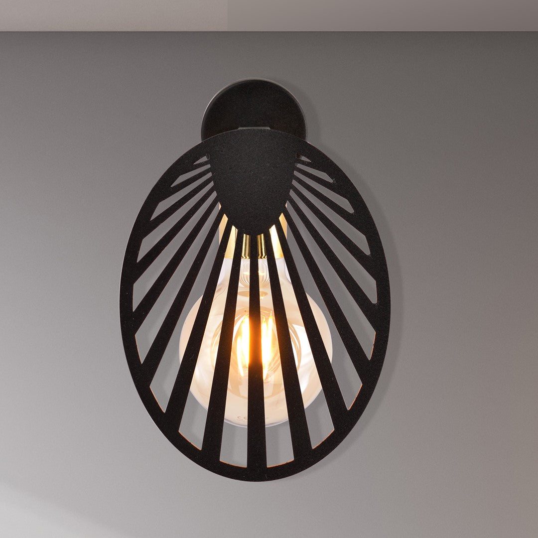 Luminaire installé sur un mur gris clair, mettant en valeur le jeu d'ombres