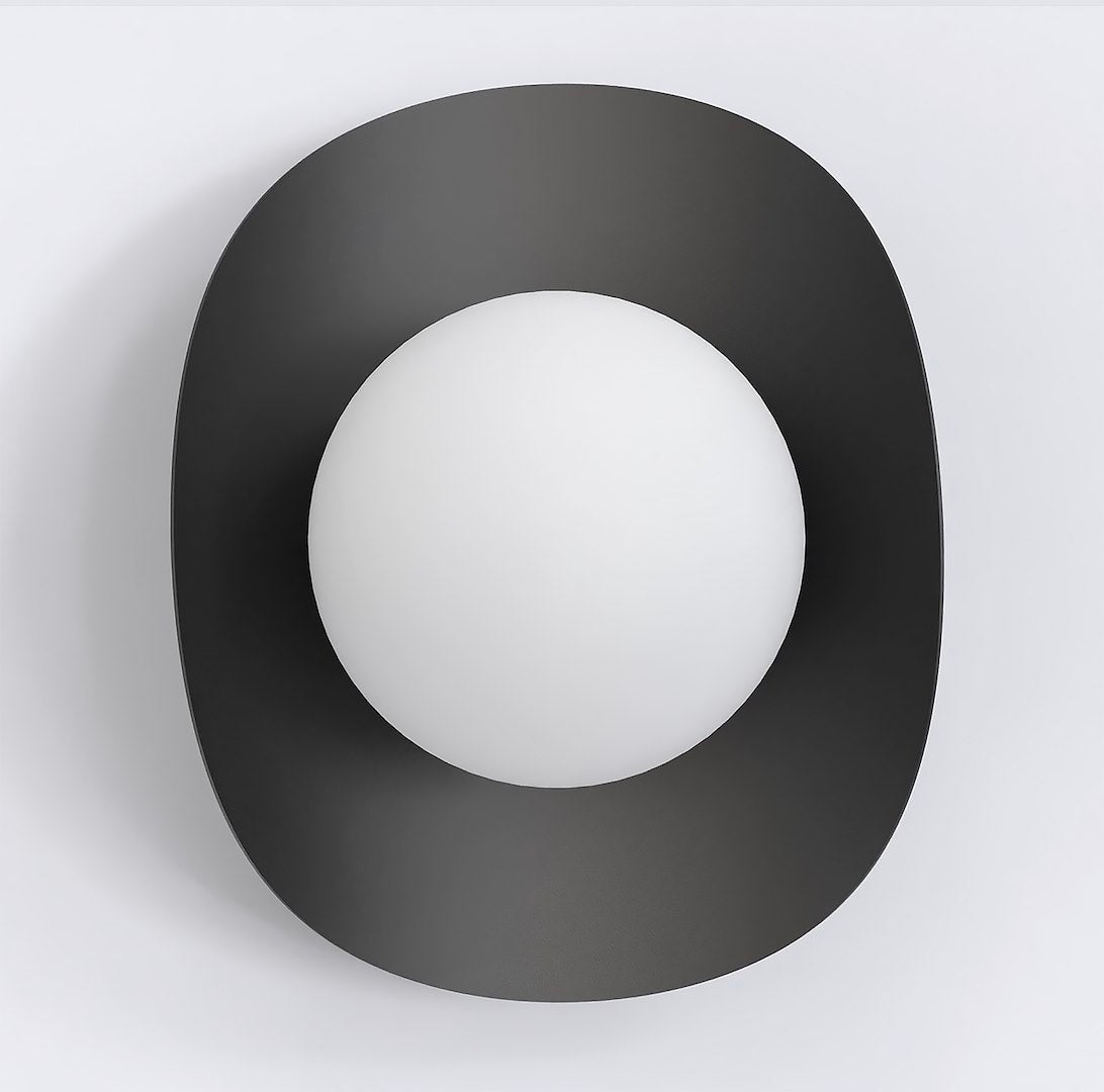 Vue de face du luminaire, anneau noir aux angles arrondis entourant la sphère blanche