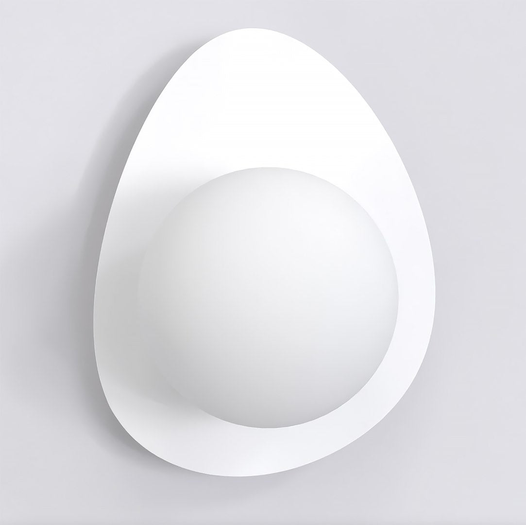 Vue de face du luminaire mural blanc avec plaque ovale et diffuseur rond central.