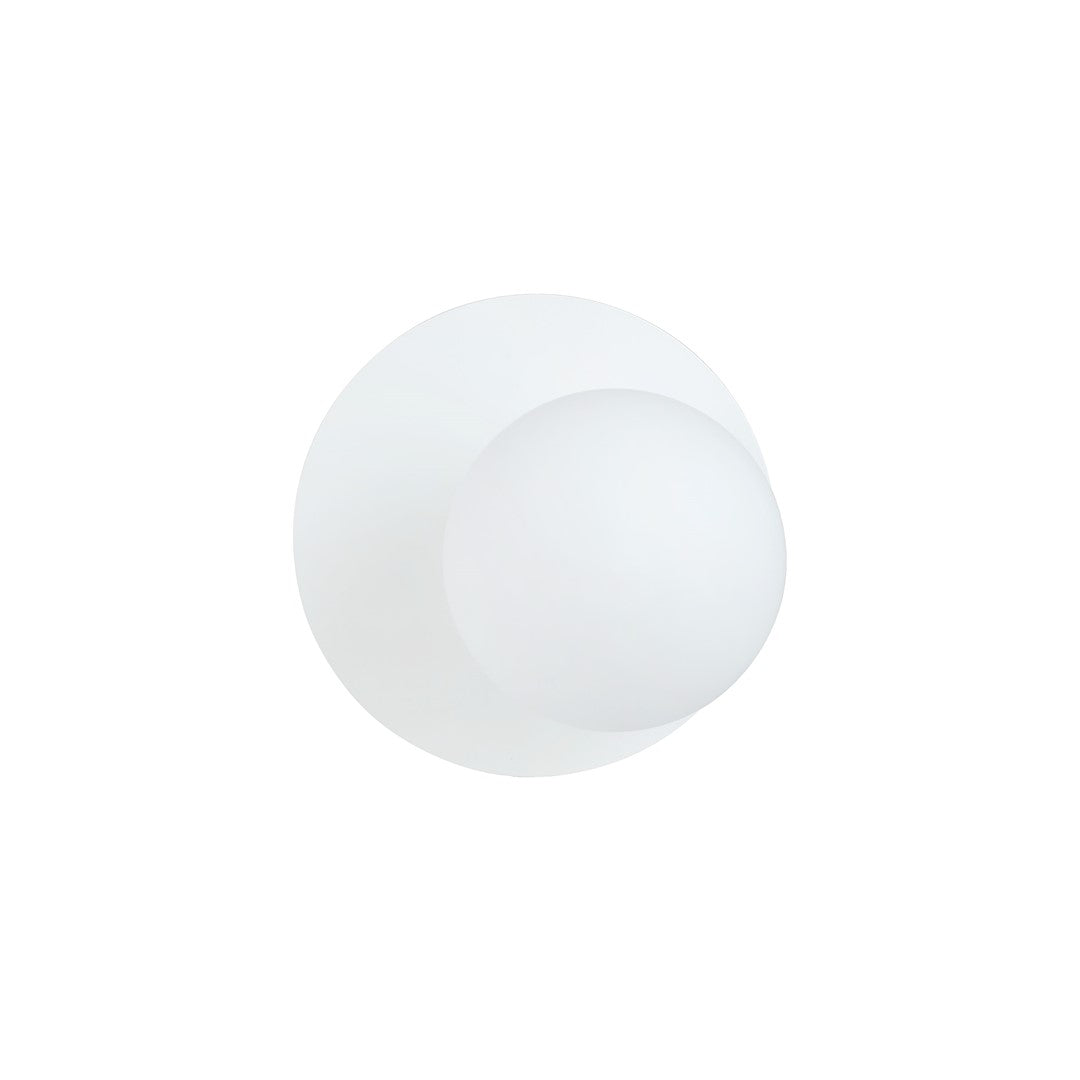 Même applique murale blanche, verre opale, vue de trois quarts sur fond blanc