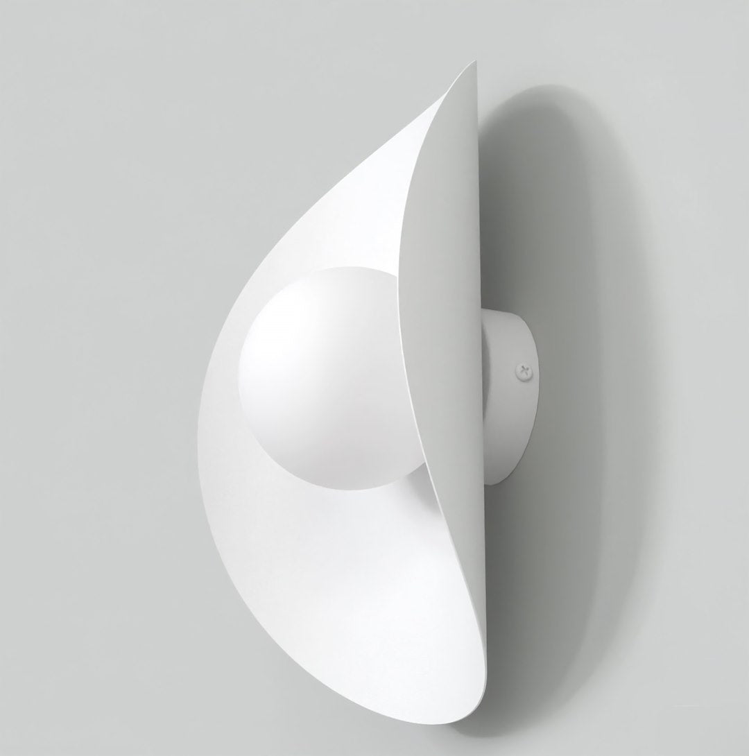Vue de trois quarts du luminaire, coque courbe et globe blanc en saillie