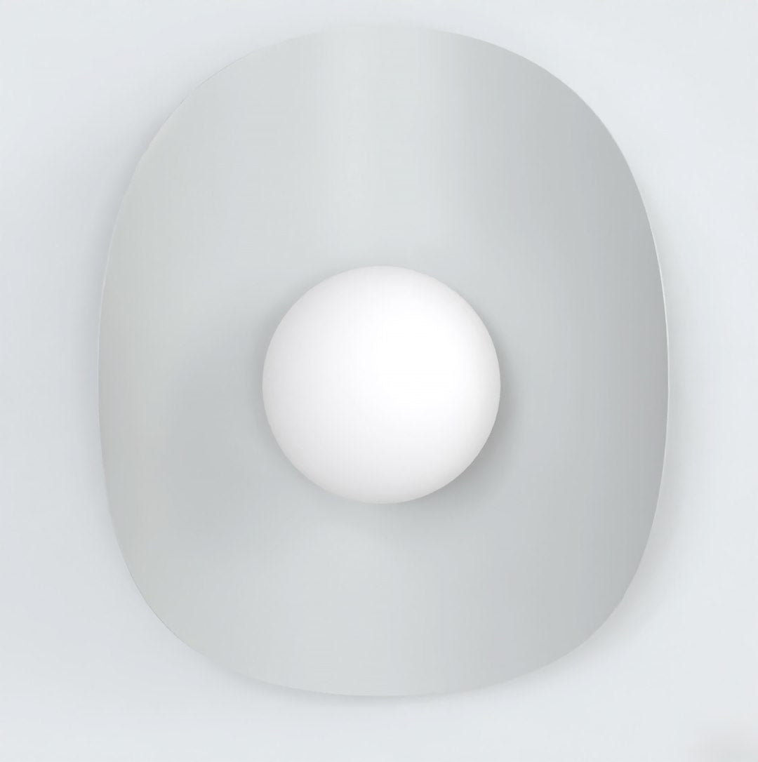 Vue frontale de l'applique montrant le grand abat-jour arrondi et la sphère centrale lumineuse.