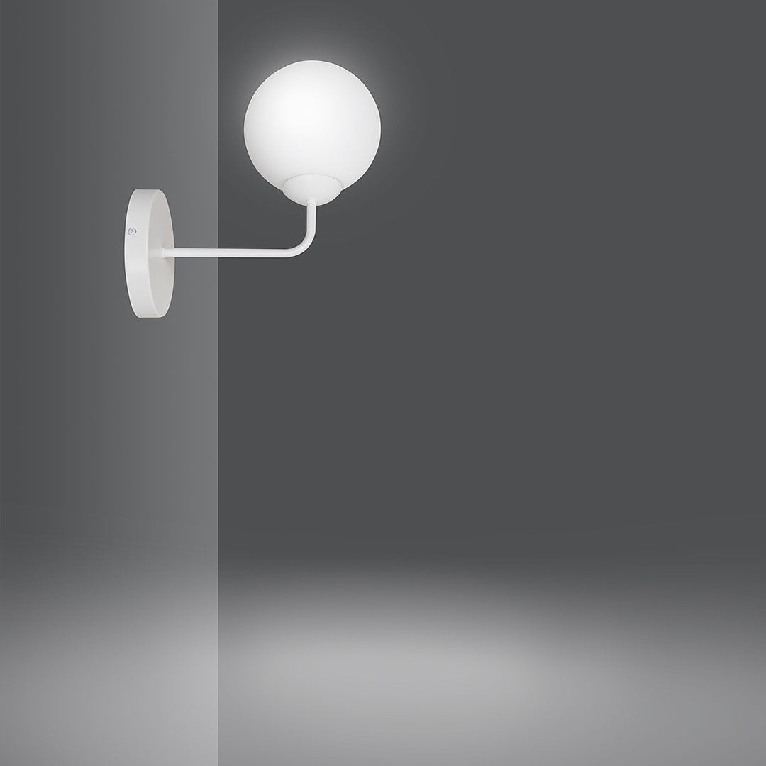 Mise en ambiance sur mur gris, applique allumée diffusant une lumière douce
