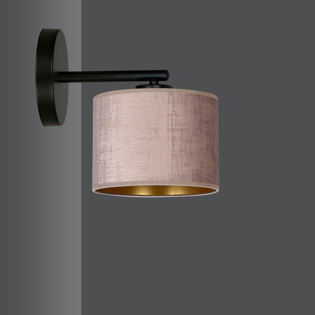 Applique présentée de profil sur fond gris, abat-jour rose éteint