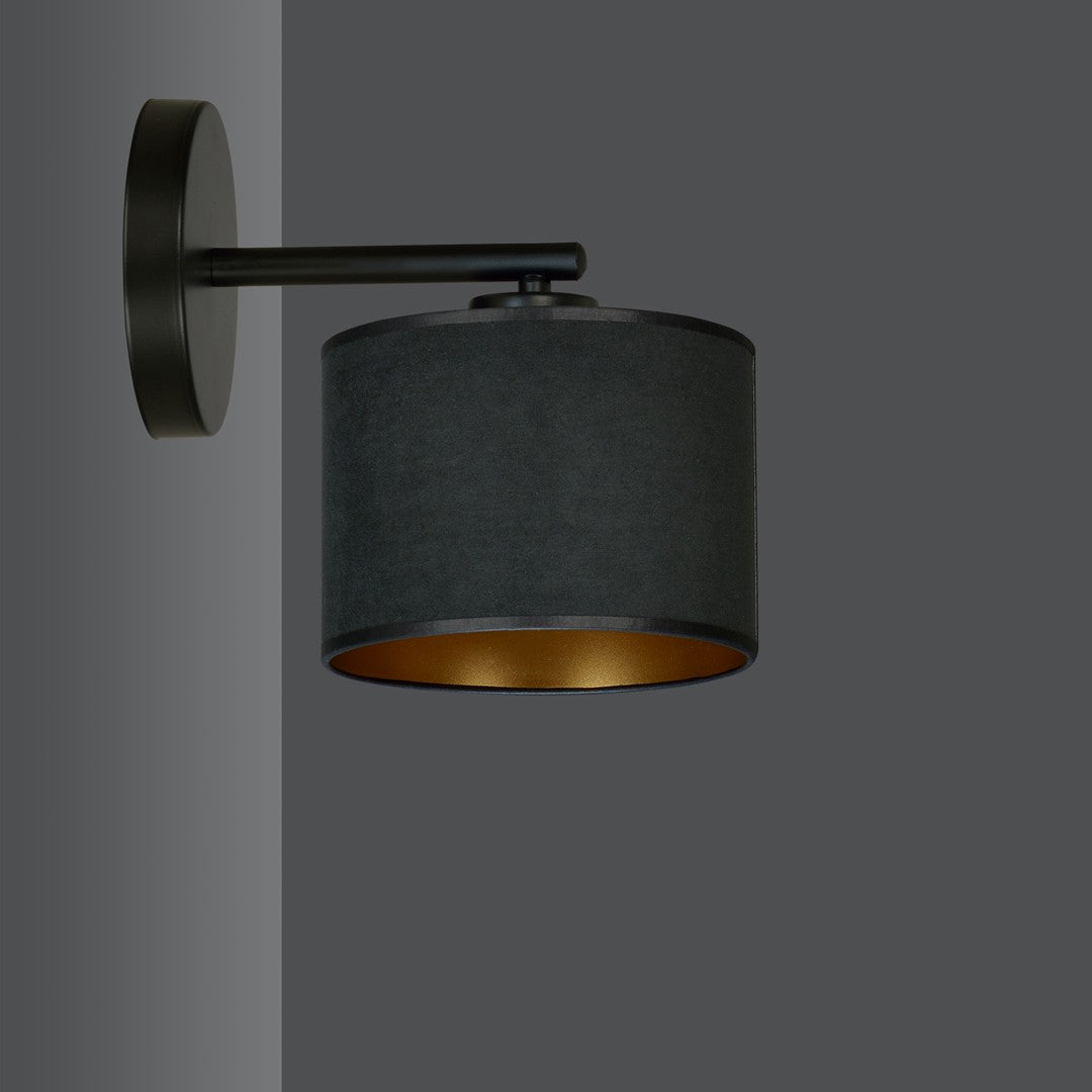 Détail de l'intérieur doré de l'abat-jour cylindrique en tissu noir