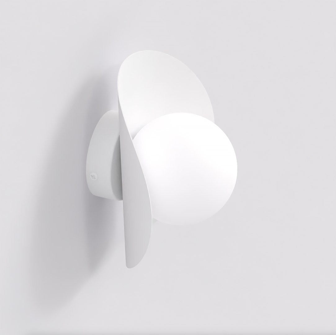 Profil du luminaire dévoilant la platine murale et le déport des pétales
