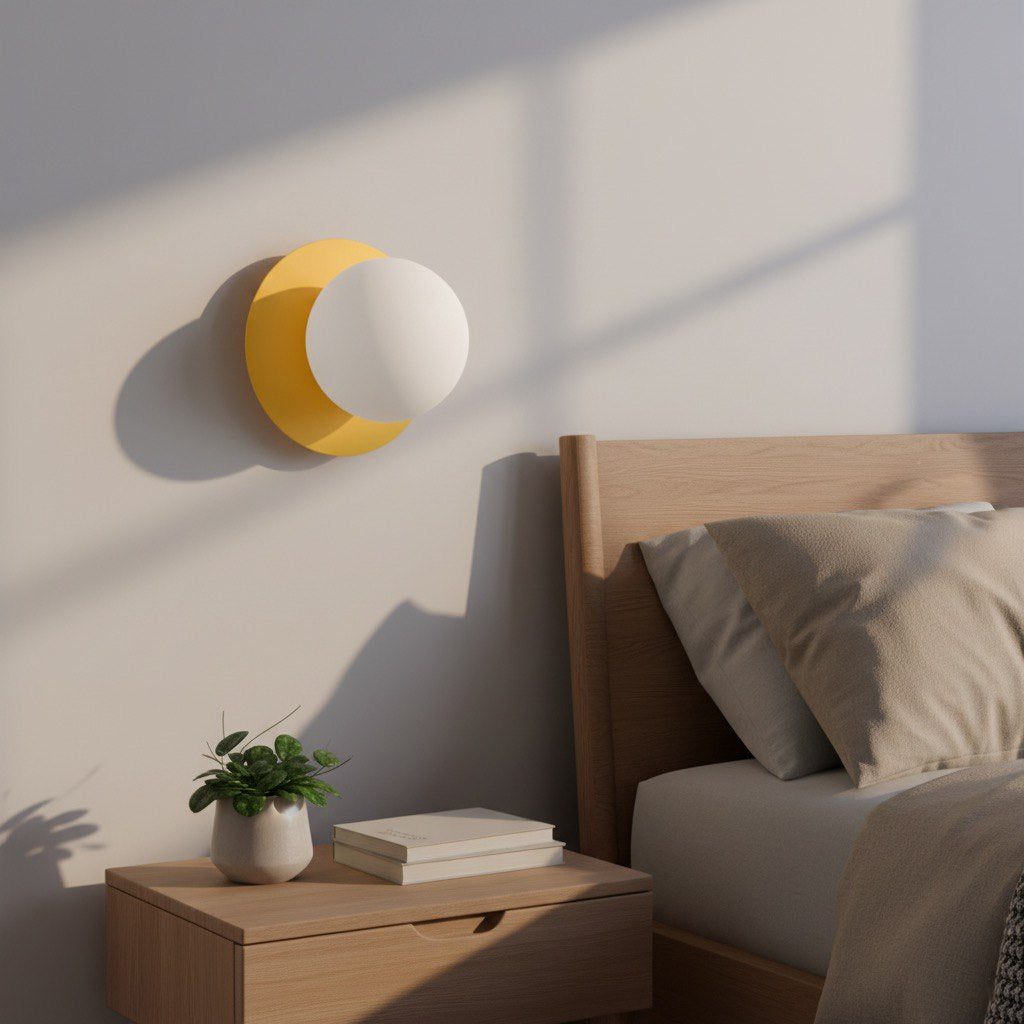 Ambiance chambre : applique au-dessus d'une table de chevet, ombres du soleil.