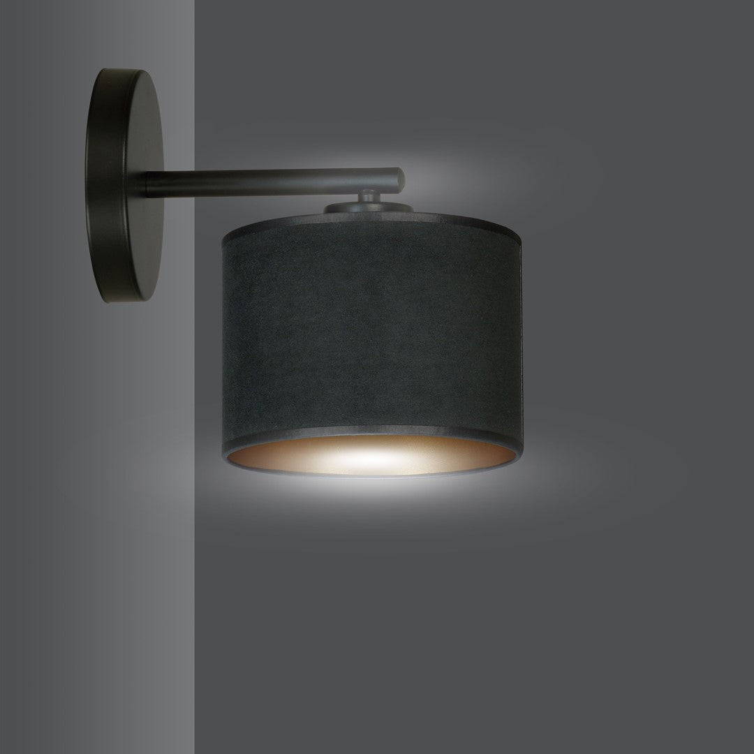 Vue de profil sur fond gris soulignant la silhouette cylindrique de l'abat-jour
