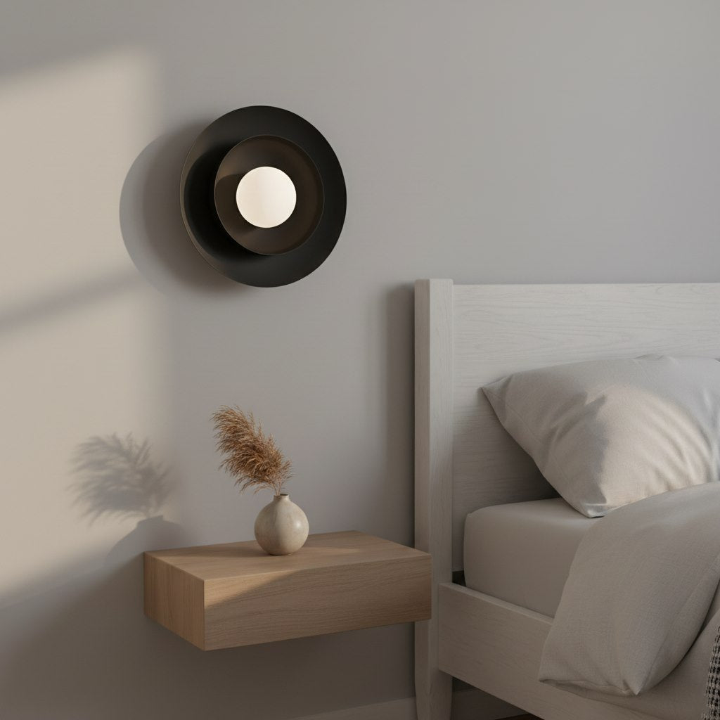 Mise en ambiance chambre, applique allumée au-dessus d'une table de chevet en bois