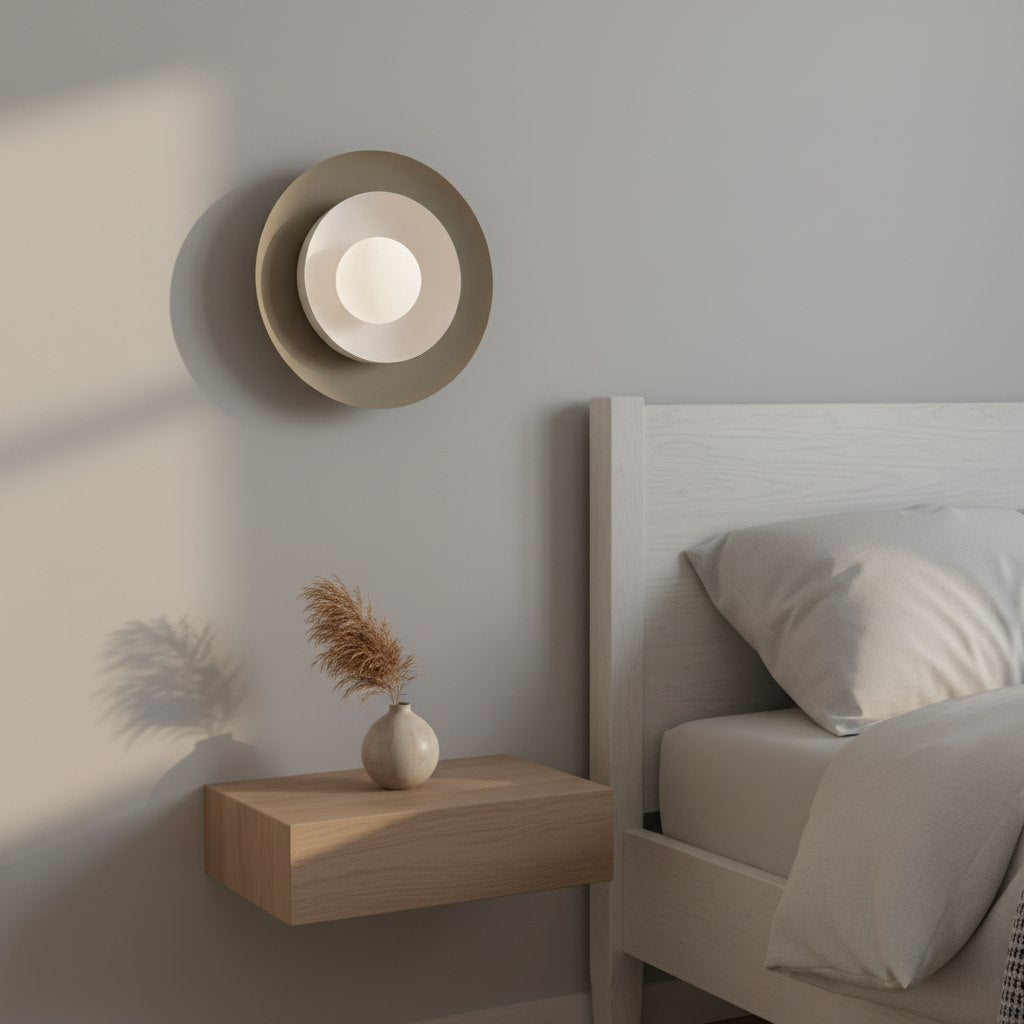 Mise en ambiance dans une chambre, applique allumée au-dessus de la table de chevet