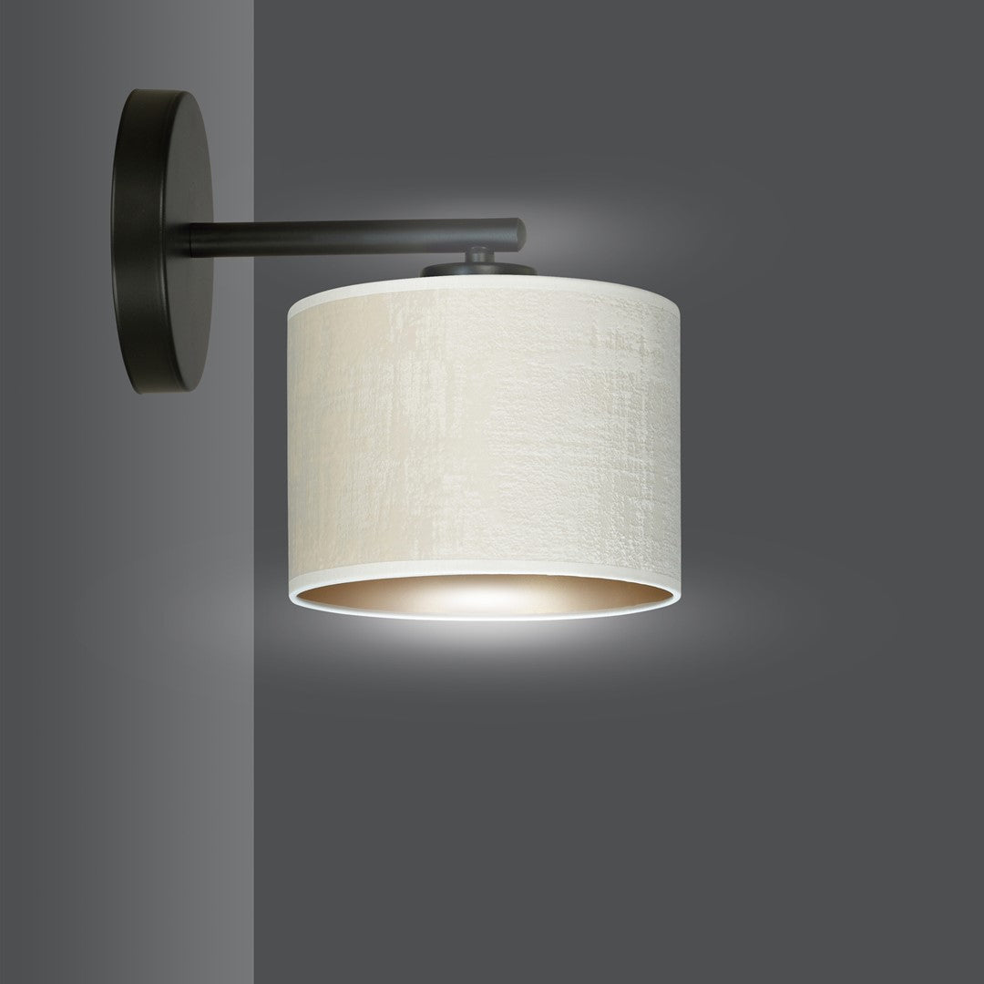 Luminaire allumé dans la pénombre, halo lumineux diffusé sous l'abat-jour.