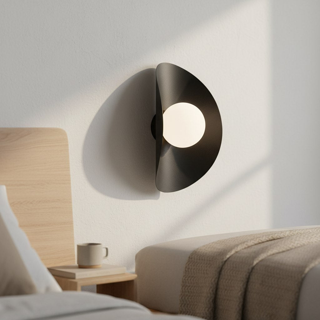 Mise en ambiance dans une chambre, lumière chaude allumée près du lit