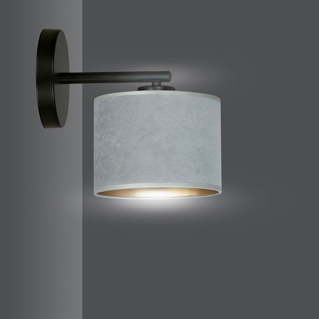 Applique allumée montrant la lumière chaude diffusée par l'intérieur doré