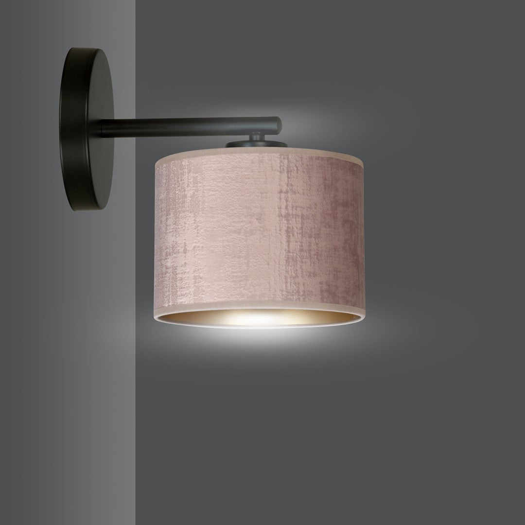 Vue de trois quarts avec éclairage allumé diffusant une lumière dorée