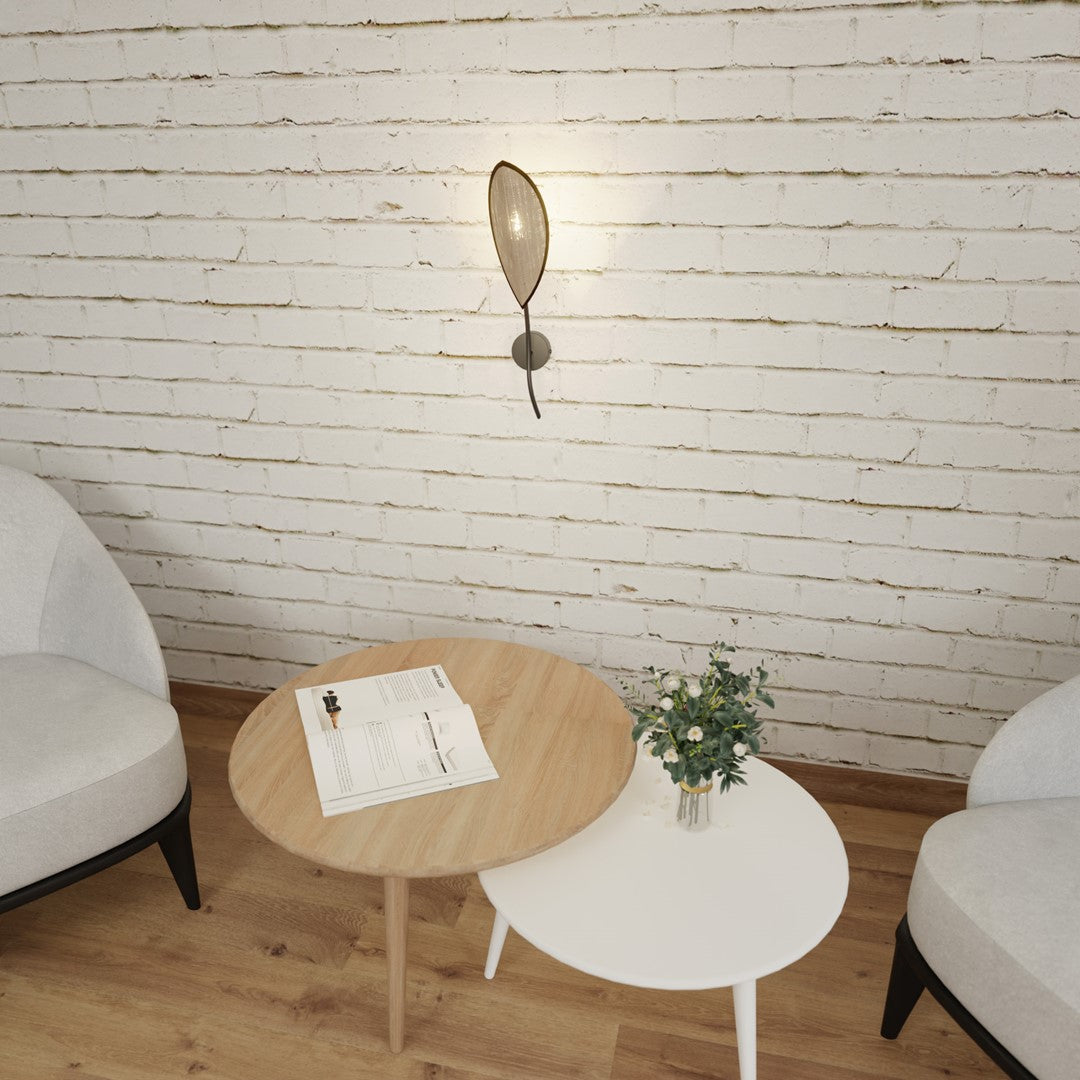 Mise en ambiance dans un salon, table basse en bois et fauteuils clairs