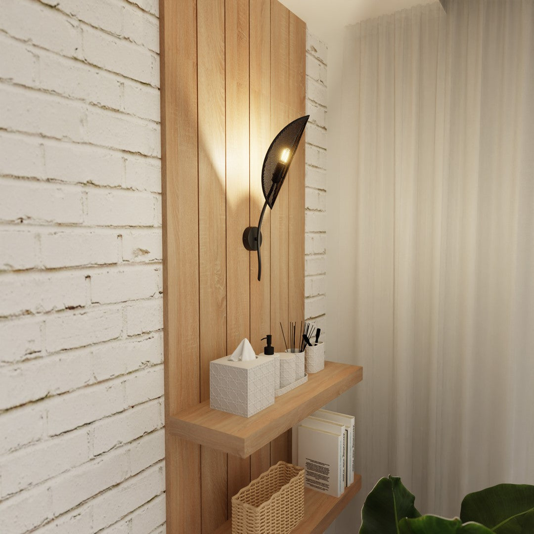 Applique murale noire et dorée fixée sur panneau bois, ambiance salle de bain