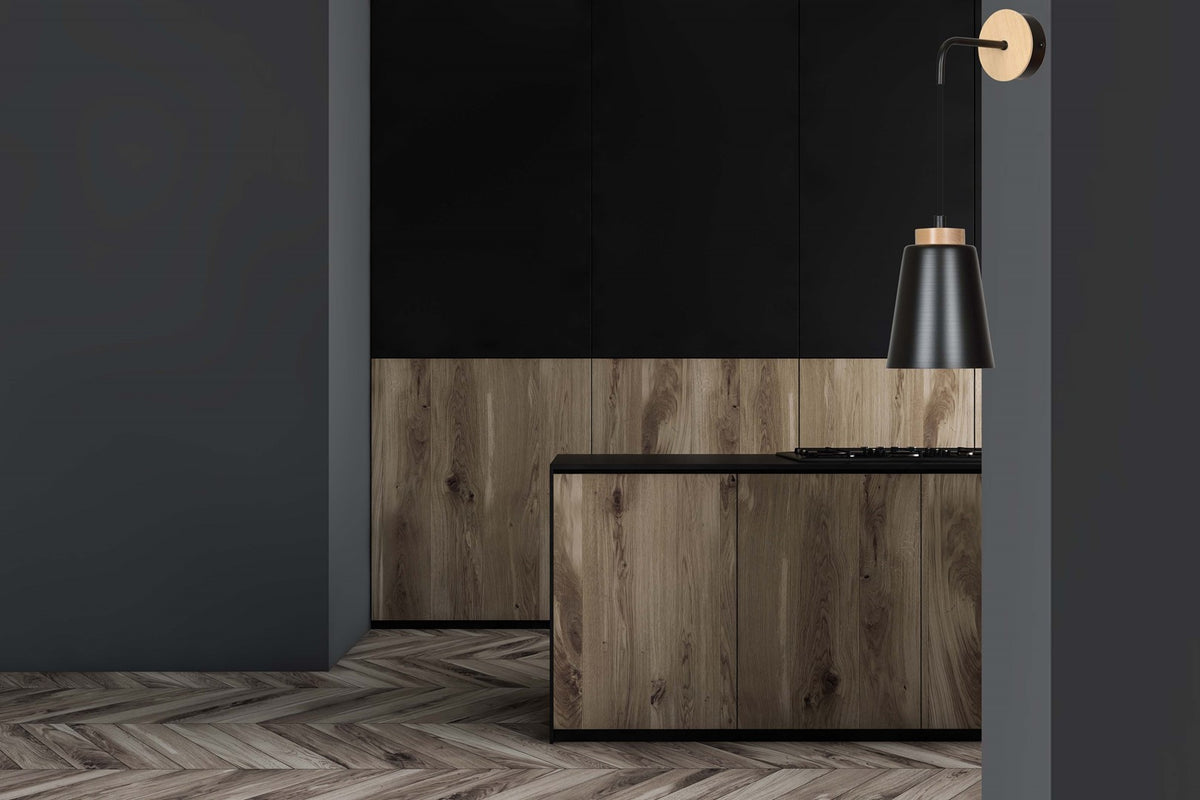 Mise en ambiance dans une cuisine moderne, applique fixée au mur au-dessus d'un plan de travail.