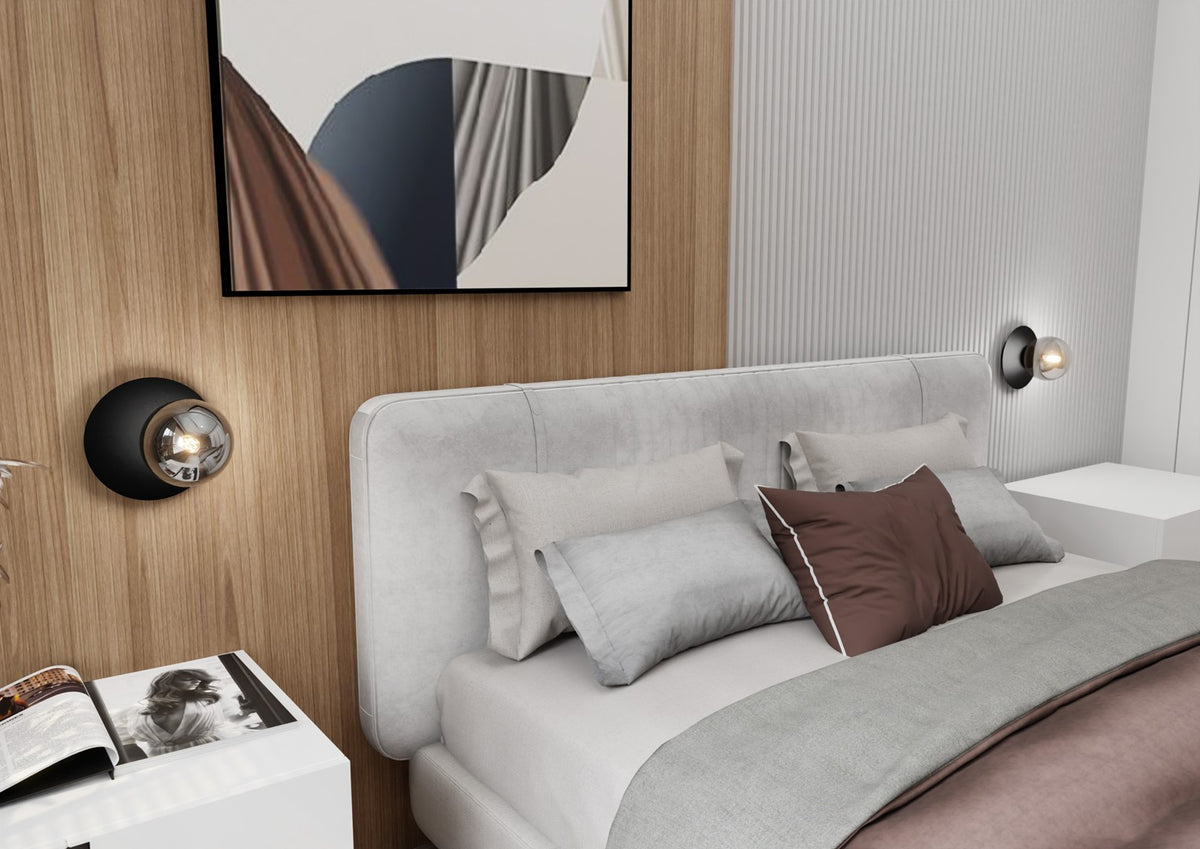 Vue large de la chambre avec deux appliques de part et d'autre du lit
