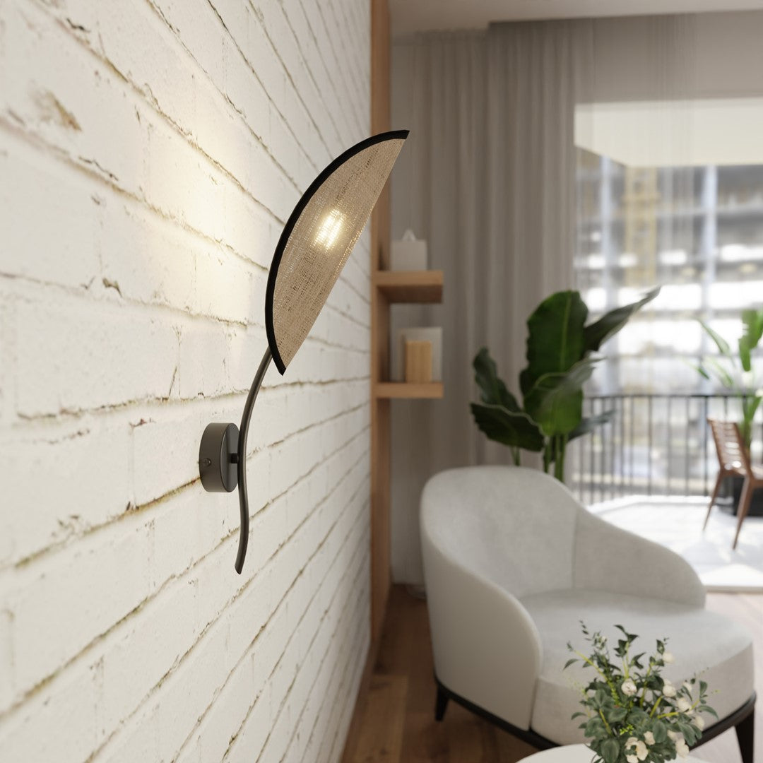 Vue rapprochée de profil, intérieur du cannage éclairé par l'ampoule