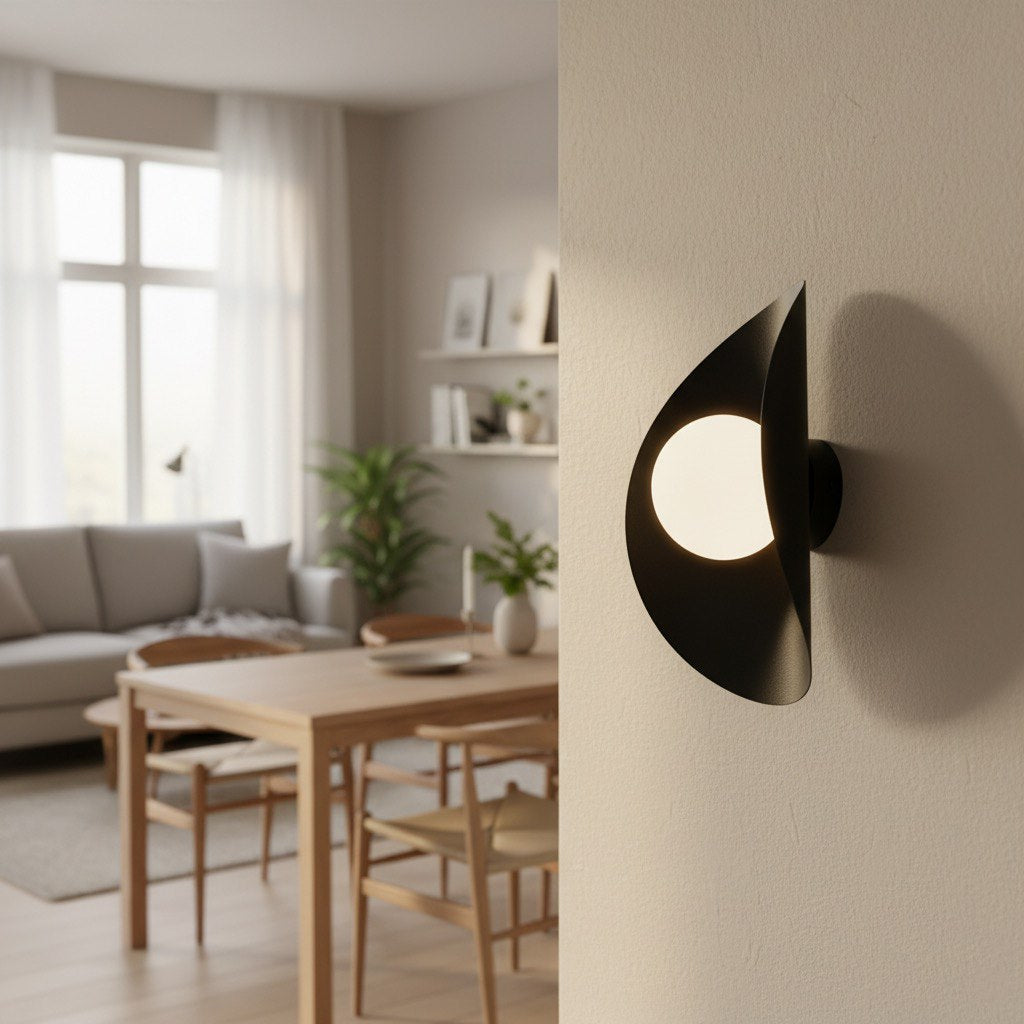 Applique noire allumée sur un mur devant un séjour et une salle à manger