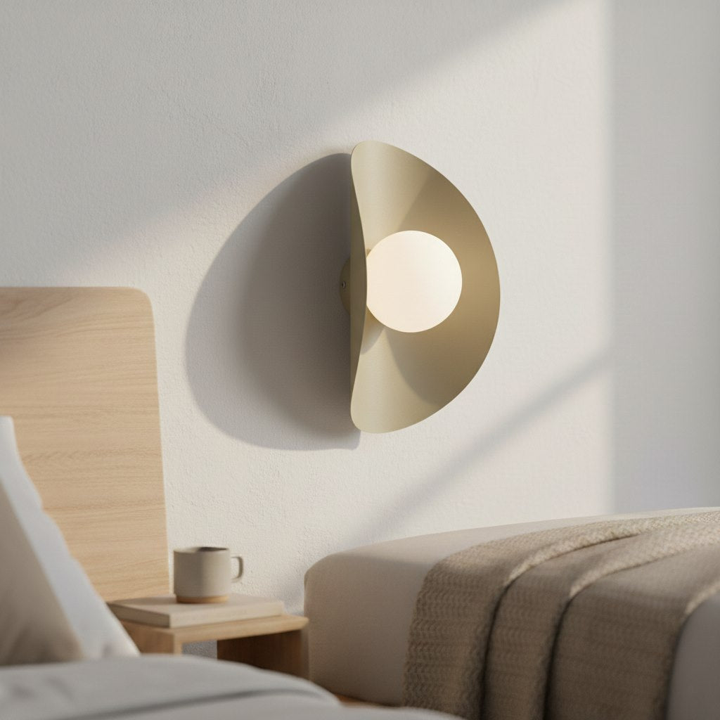 Mise en ambiance dans une chambre en bois clair, éclairage chaud au mur